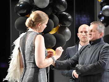 Am Ende bleibt Herzensbrecher Eugen Onegin (Benjamin Werth, hinten) allein. Tatjana (Betsy Horne) liebt ihn zwar noch immer, hält aber ihrem Ehemann, Fürst Gremin (Michael Lion), die Treue. Foto: Andrea Kremper