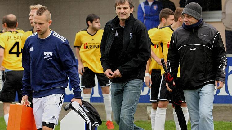 Im Gleischschritt marschieren die beiden Trainer Dieter Schlereth (rechts) und Erwin Albert aufs Spielfeld.