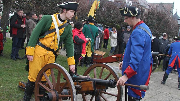 Markus Fischer-Weiß und Dominicus Ludwig bereiten alles vor, um das Geschoss zu zünden.
