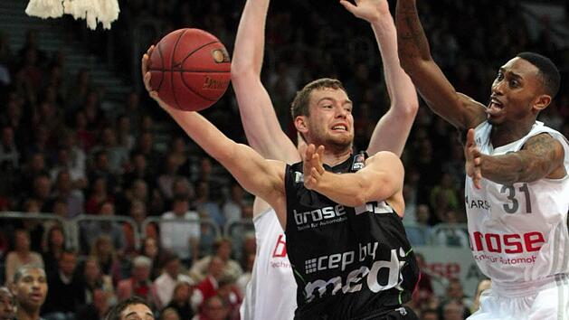Eine engagierte Verteidigung, wie hier im Hinspiel von Bambergs Topwerfer Jamar Smith (r.) gegen Simon Schmitz, ist die Basis f&uuml;r einen Erfolg der Brose Baskets im Derby. Foto: sportpress