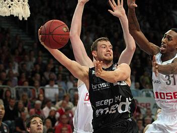 Eine engagierte Verteidigung, wie hier im Hinspiel von Bambergs Topwerfer Jamar Smith (r.) gegen Simon Schmitz, ist die Basis f&uuml;r einen Erfolg der Brose Baskets im Derby. Foto: sportpress