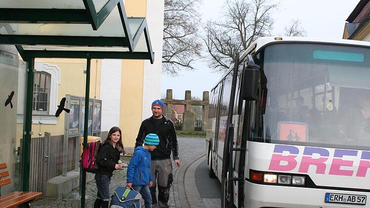 Nur Alina und Finn (im Bild mit Papa) erprobten am 1. April den Schulweg mit dem Bus ab Haltestelle Rathaus Pommersfelden.