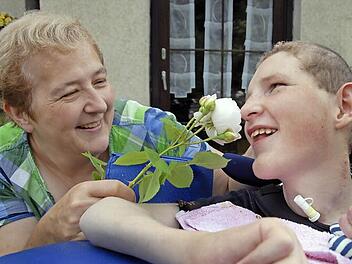 Wenn Dominik lächelt, ist Ulrike Huber glücklich. Der 17-Jährige ist schwerstbehindert und in allen Dingen auf Hilfe angewiesen. Foto: Dagmar Besand