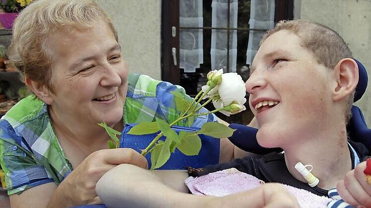Wenn Dominik lächelt, ist Ulrike Huber glücklich. Der 17-Jährige ist schwerstbehindert und in allen Dingen auf Hilfe angewiesen. Foto: Dagmar Besand