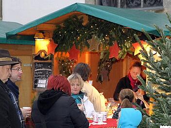 Fast 20 Stunden waren die Buden und die St. Laurentius-Kirche offen. Strullendorf hat einen optimalen Platz für seinen Weihnachtsmarkt gefunden. Foto: Bertram Wagner