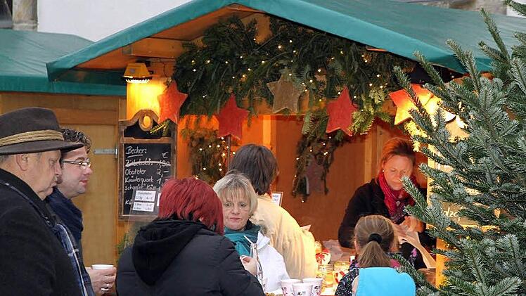 Fast 20 Stunden waren die Buden und die St. Laurentius-Kirche offen. Strullendorf hat einen optimalen Platz für seinen Weihnachtsmarkt gefunden. Foto: Bertram Wagner