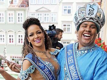 Clara Paixao und Wilson Dias Neto, Königin und König des "Carnaval do Rio de Janeiro 2015", präsentierten sich gestern in ihren glitzernden Kostümen auf dem Rathausbalkon. Foto: Ulrike Nauer