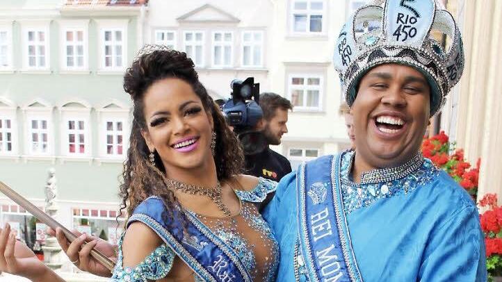 Clara Paixao und Wilson Dias Neto, Königin und König des "Carnaval do Rio de Janeiro 2015", präsentierten sich gestern in ihren glitzernden Kostümen auf dem Rathausbalkon. Foto: Ulrike Nauer