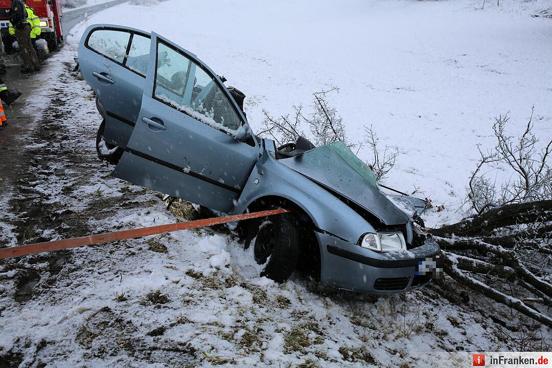 18-JŠhrige kollidiert im Schneetreiben mit Baum und erleidet lebensgefaehrliche Verletzungen