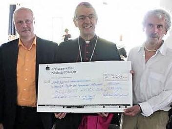Roland Grebner (2. v. r.) nahm den symbolischen Scheck für seine Hilfsprojekte in Namibia im Beisein von Erzbischof Ludwig Schick (Mitte) entgegen. Foto: Johanna Blum