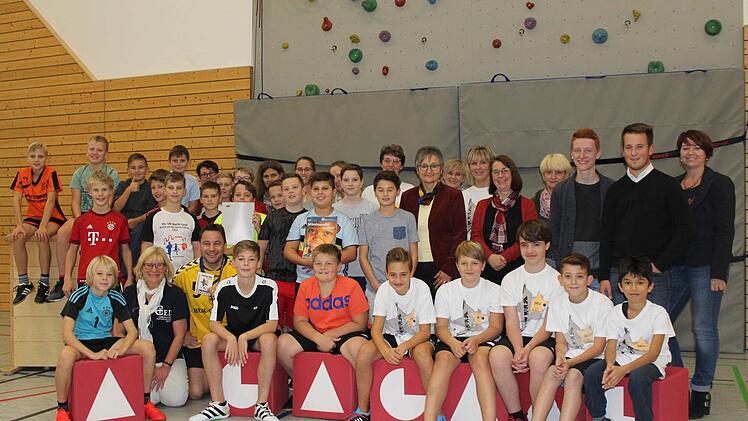 CED-Mitarbeiterin Christine G&ouml;bel (Zweite von links) konnte es kaum glauben, dass die "Arnoldiner" f&uuml;r 8000 Euro so viel auf den Beinen waren. Die "Seele des Sporttags&rdquo; sei Sportlehrer Christian G&ouml;hl (Dritter von links), der diesen Lauf so popul&auml;r machte. Foto: Manja von Nida