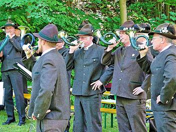 Die Parforcehornbläser unter der Leitung von Veronika Hümpfer und die Jagdhornbläser unter der Leitung von Florian Bauer, beide vom Jägerverein Bad Kissingen, sorgten für die musikalische Umrahmung der Hubertusmesse. Foto: Dieter Britz