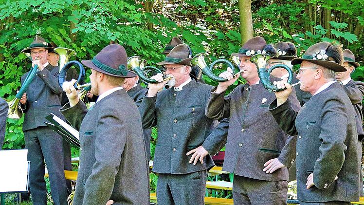 Die Parforcehornbläser unter der Leitung von Veronika Hümpfer und die Jagdhornbläser unter der Leitung von Florian Bauer, beide vom Jägerverein Bad Kissingen, sorgten für die musikalische Umrahmung der Hubertusmesse. Foto: Dieter Britz