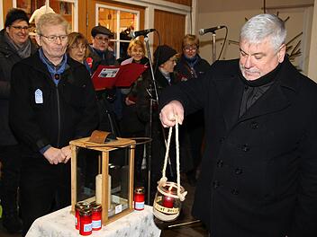 Die Altpfadfindergilde "Weiße Eulen" hat traditionell das Friedenslicht in der Vestestadt am dritten Adventssonntag auf dem Weihnachtsmarkt an Coburgs Oberbürgermeister Norbert Tessmer übergeben und an viele Bürger weitergegeben. Foto: Desombre