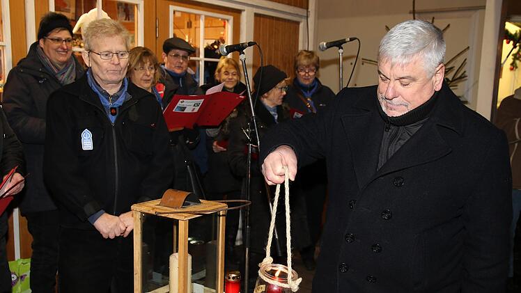 Die Altpfadfindergilde "Weiße Eulen" hat traditionell das Friedenslicht in der Vestestadt am dritten Adventssonntag auf dem Weihnachtsmarkt an Coburgs Oberbürgermeister Norbert Tessmer übergeben und an viele Bürger weitergegeben. Foto: Desombre