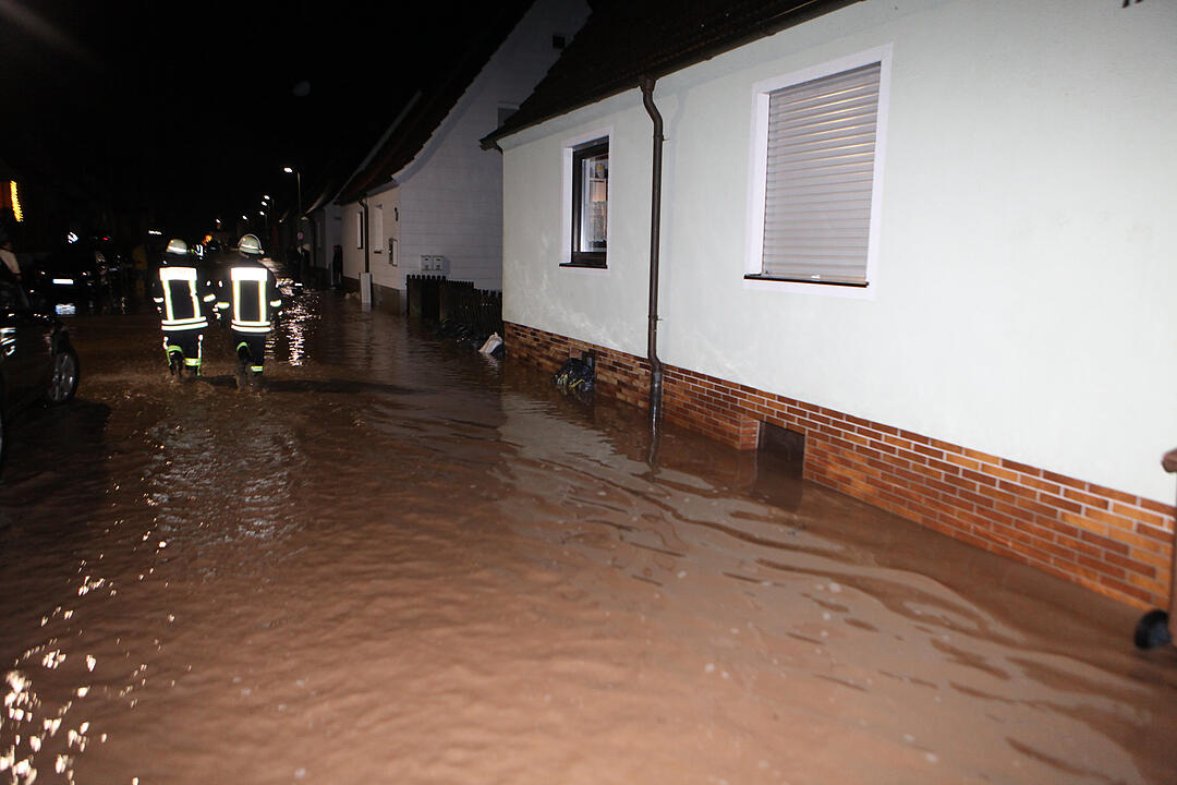 Hochwasser in Franken: In der Nacht zum Freitag kam es in Ansbach zu teils schweren Überschwemmungen