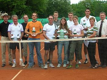 Unser Siegerbild von den Tennis-Landkreismeisterschaften im Jahr 2005 zeigt (vorne, von links) Klaus Beck, Eduard Rosler, Ulli Hoppe, Christiane Merkl, Michaela Pickel und Sportwart Karin Hoppe sowie (hinten, von links) Hans Dieter Englert (2. Vorsitzender), Sven Schäfer, Dominik Kiesel, Tobias Fröhling, Bela Bator und Schirmherr Thomas Bold. Foto: Jürgen Schmitt
