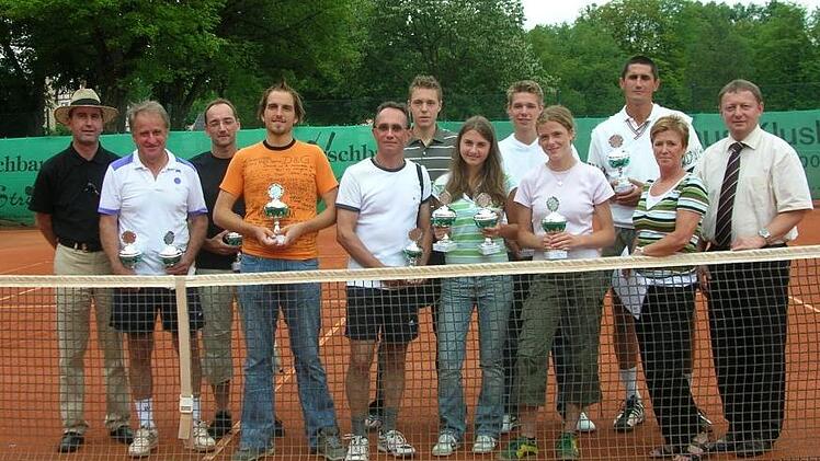 Unser Siegerbild von den Tennis-Landkreismeisterschaften im Jahr 2005 zeigt (vorne, von links) Klaus Beck, Eduard Rosler, Ulli Hoppe, Christiane Merkl, Michaela Pickel und Sportwart Karin Hoppe sowie (hinten, von links) Hans Dieter Englert (2. Vorsitzender), Sven Schäfer, Dominik Kiesel, Tobias Fröhling, Bela Bator und Schirmherr Thomas Bold. Foto: Jürgen Schmitt