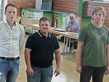 Bürgermeister Thomas Löffler (l.) vereidigt die vier neuen Feldgeschworenen Silvio Jungkunz, Michael Wich, Michael Lemnitzer und Rainer Fehn.