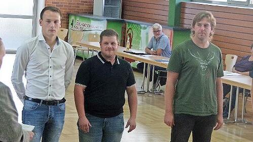 Bürgermeister Thomas Löffler (l.) vereidigt die vier neuen Feldgeschworenen Silvio Jungkunz, Michael Wich, Michael Lemnitzer und Rainer Fehn.