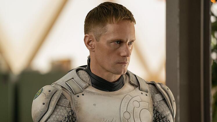 In "Murderbot" schlüpft Alexander Skarsgård in die Rolle des gleichnamigen Cyborgs, der heimlich einen freien Willen hat.