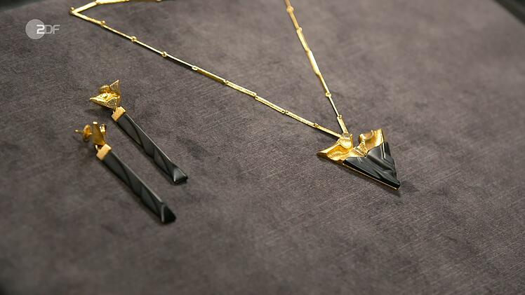 Das Schmuckset von Lapponia aus den 1980er-Jahren nach einem Entwurf von Zoltan Popovits hatte einen Wert von 1.900 bis 2.300 Euro. Lisa N&uuml;dling bezahlte sogar 2.500 Euro f&uuml;r den finnischen Schmuck.