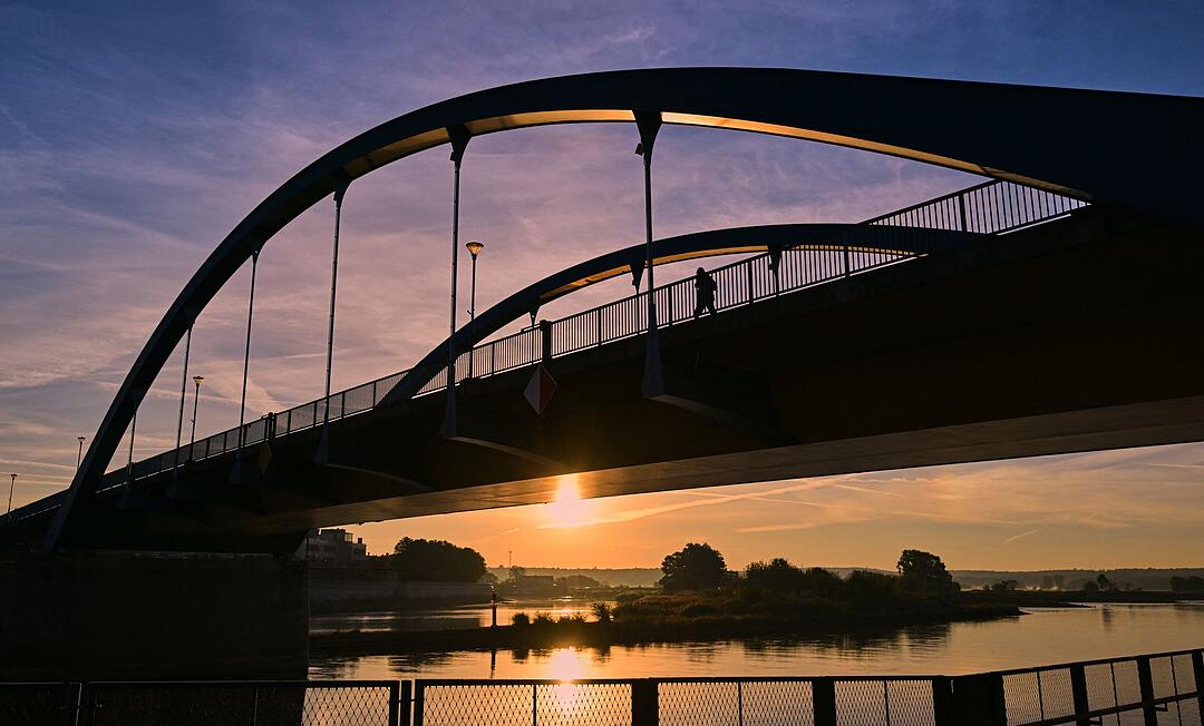 Sonnenaufgang am Fluss Oder