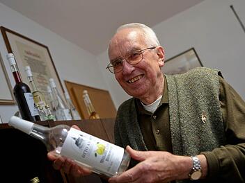 Otto Ammon mit einem selbstgebrannten Williams, dessen  Flasche seinen Namen trägt. Foto: Barbara Herbst