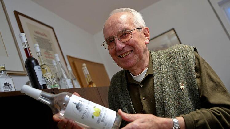 Otto Ammon mit einem selbstgebrannten Williams, dessen  Flasche seinen Namen trägt. Foto: Barbara Herbst