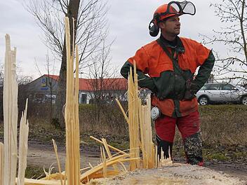 Karl-Heinz Hesse ist der Mann, der die 62 Pappeln zwischen Weihausen und Sonnefeld fällt. Fotos: Berthold Köhler