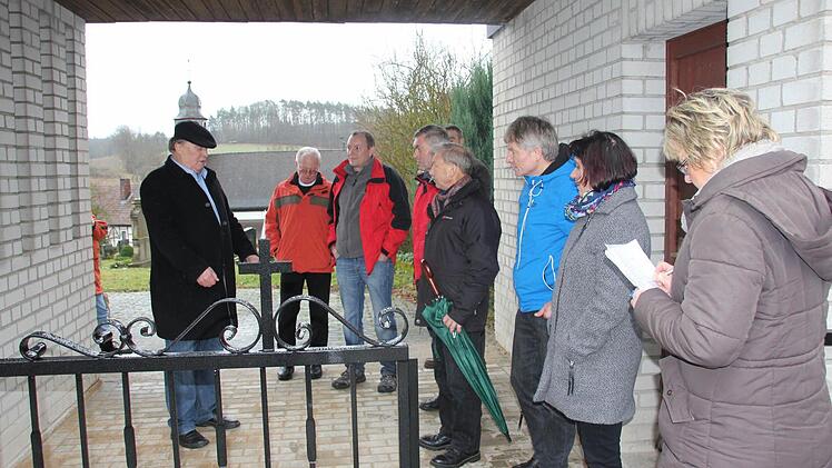 Der Zugang zum Salmsdorfer Friedhof wurde vom Bauhof gepflastert. Eine Arbeit, die sehr gelobt wurde.