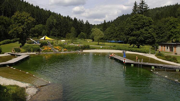 Das Naturerlebnisbad Rothenkirchen im Landkreis Kronach. Foto: Mathias Orgeldinger