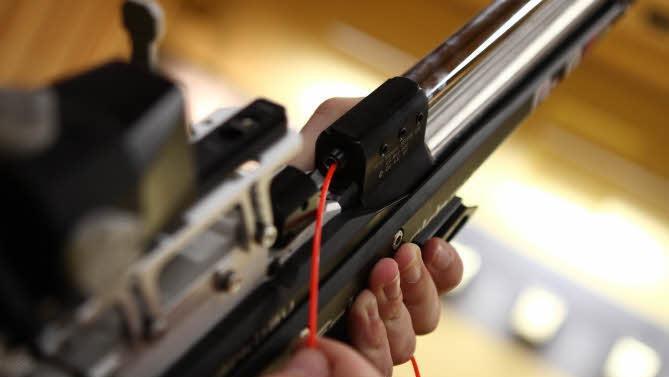 Das rote Bändchen bedeutet: Die Waffe ist nicht geladen. So muss sie auch abgelegt werden, wenn kurz nicht geschossen wird. Foto: Katja Nauer
