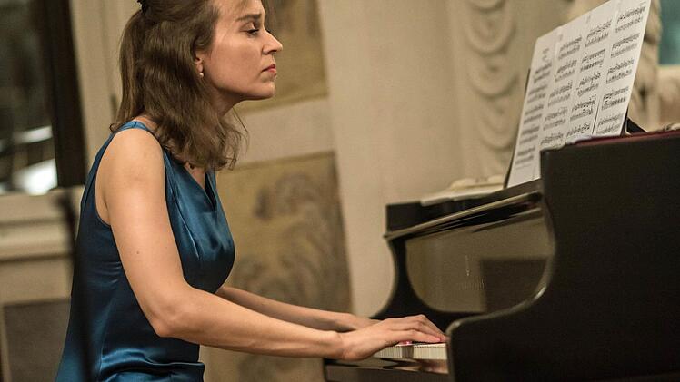 Anna Sutyahina (Klavier) beim Festival "Russischer Herbst" im Riesensaal der Coburger EhrenburgFoto: Jochen Berger