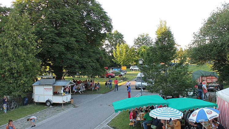 Der Festplatz am Fierster Feuerwehrhaus war schon am Samstagabend sehr gut gefüllt. Foto: Janina Reuter