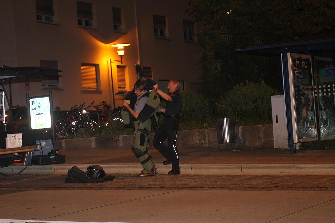Polizeieinsatz mitten in der Nacht: Verdächtiger Gegenstand in Erlangen gefunden