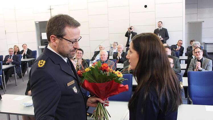 Blumen gab es aus den Händen des Polizeipräsidenten für Diana Rothenbücher, Ehefrau des scheidenden Polizeichefs.  Foto: Popp