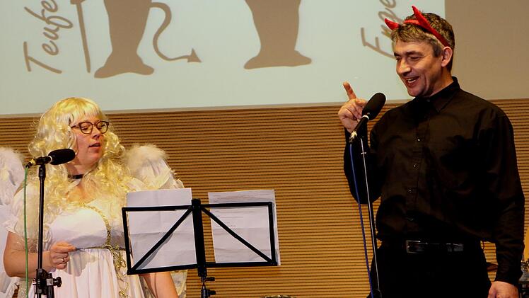 "Engelchen" (Steffi Lauterbach) und "Teufelchen" (Matthias Berninger) warteten mit Feuerwehrgeschichten auf.Günther Geiling