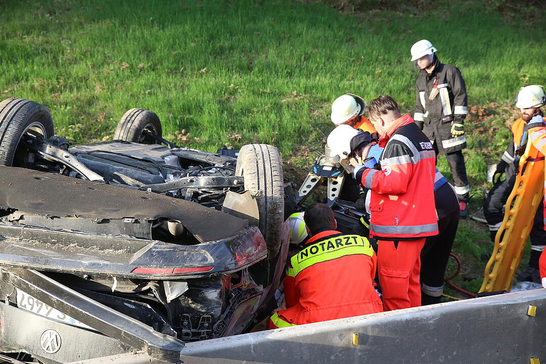 Auto überschlägt sich im Baustellenbereich auf der A6 im Kreis Roth