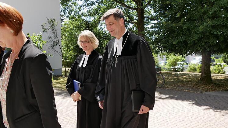 An der Seite von Dekan Stefan Kirchberger schreitet Pfarrerin Lisa Meyer zu H&ouml;rste zum Festgottesdienst. Foto: Manja von Nida
