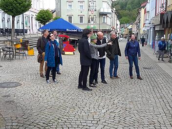 Umfangreiche Eindrücke von Bad Brückenau sammelte Peter Haimerl (3. von rechts) bei einem Stadtrundgang. Adelheid Zimmermann (Bildmitte), die den Besuch des Experten organisiert hatte, schilderte ihm zusammen mit den Mitwirkenden an der Zukunftswerkstatt die örtlichen Besonderheiten.  Foto: Rolf Pralle