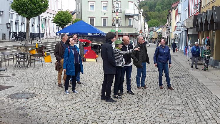 Umfangreiche Eindrücke von Bad Brückenau sammelte Peter Haimerl (3. von rechts) bei einem Stadtrundgang. Adelheid Zimmermann (Bildmitte), die den Besuch des Experten organisiert hatte, schilderte ihm zusammen mit den Mitwirkenden an der Zukunftswerkstatt die örtlichen Besonderheiten.  Foto: Rolf Pralle