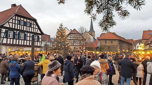 Besinnlich oder doch eher Trubel? Weihnachtsm&auml;rkte, wie hier in Jesserndorf, finden gro&szlig;en Zulauf und die Vorbereitungen f&uuml;rs Fest bedeuten einiges an Aufwand. Doch inwieweit man die besondere Atmosph&auml;re von Advent und Weihnachten genie&szlig;en kann, ist immer auch eine Frage der inneren Einstellung.  Foto: Eckehard Kiesewetter