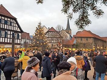 Besinnlich oder doch eher Trubel? Weihnachtsmärkte, wie hier in Jesserndorf, finden großen Zulauf und die Vorbereitungen fürs Fest bedeuten einiges an Aufwand. Doch inwieweit man die besondere Atmosphäre von Advent und Weihnachten genießen kann, ist immer auch eine Frage der inneren Einstellung.  Foto: Eckehard Kiesewetter