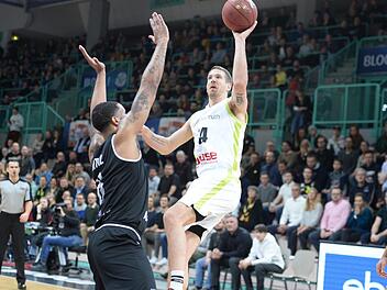 Nate Linhart (rechts) erzielt zwei seiner zwölf Punkte, der Aarhuser Chris Ortiz kann ihn nicht hindern. Foto: Peter Mularczyk