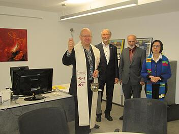 Pfarrer Matthias Karwath (l,) und seine evangelische Amtskollegin Pfarrerin Jacqueline Barraud-Volk (r.) nahmen die Segnung des Gebäudes und der Räumen im Beisein von Bürgermeister Peter Bergel (2. v. l.) und VG-Vorsitzenden August Weingart vor. F...