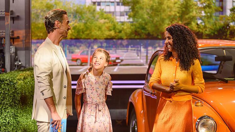 Gastgeber Florian Silbereisen mit Fragenkind Jule, zehn Jahre alt, und Maus-Expertin Siham El-Maimouni. Jule fragt: "Wer hat die Kennzeichen erfunden"?