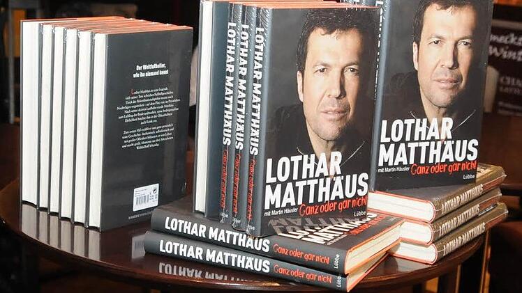 Lothar Matthäus - Ganz oder gar nicht, lautet der Titel seines Buches. Mit Co-Autor Martin Häusler war Matthäus  viereinhalb Monate lang  jede Woche mehrmals zusammengesessen, um an dem Buch zu arbeiten.
