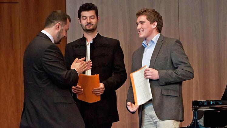 Dietmar Schaffer überreicht die diesjährigen Stipendien an Attila Gergely (Mitte) und Ingmar Escher (rechts).