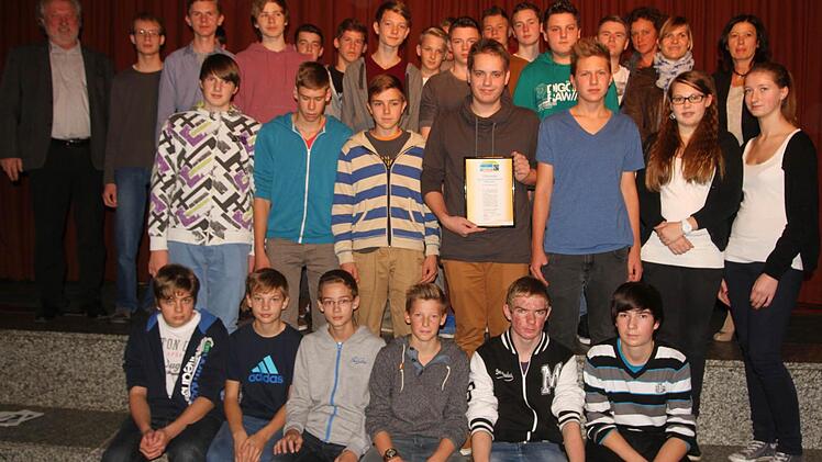 Die Klasse 9a nahm die Auszeichnung als "Fairtrade-School" entgegen.